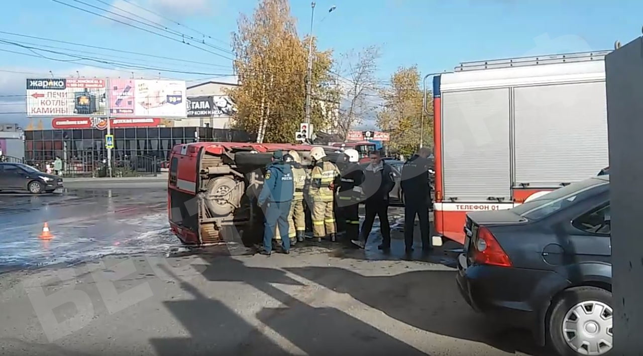 Машина МЧС, ехавшая на пожар, попала в серьёзное ДТП в Вологде